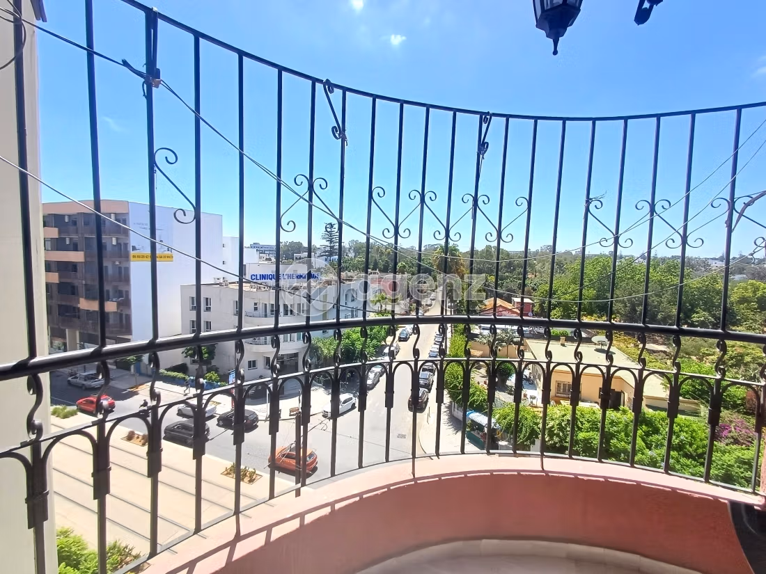 Bonito piso en venta en Les Hôpitaux. 2 dormitorios. Con Ascensor, balcón