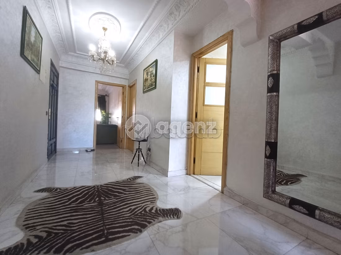 Bonito piso en venta en Les Hôpitaux. 2 dormitorios. Con Ascensor, balcón