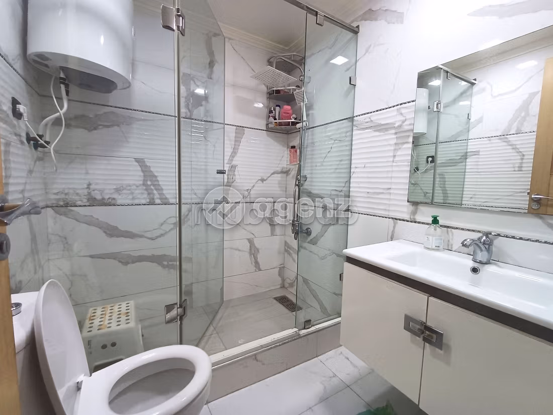 Bonito piso en venta en Les Hôpitaux. 2 dormitorios. Con Ascensor, balcón