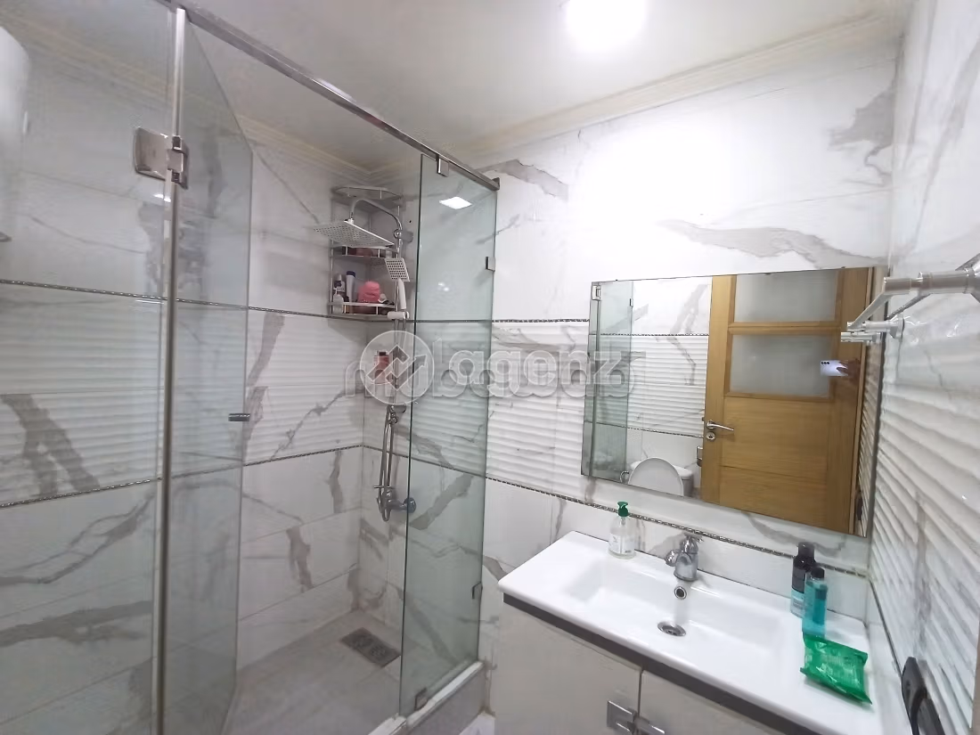 Bonito piso en venta en Les Hôpitaux. 2 dormitorios. Con Ascensor, balcón