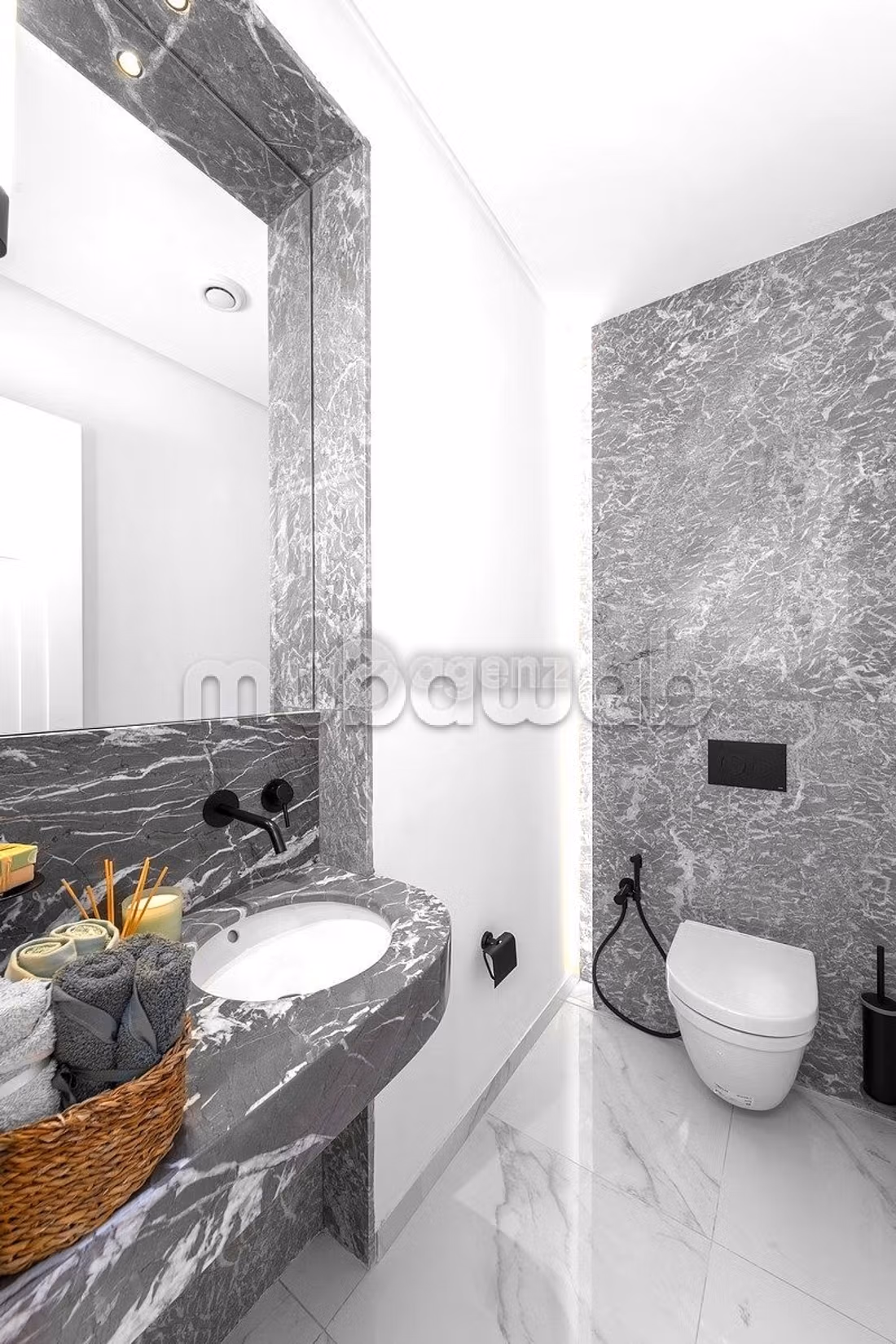 Great apartment for rent in Ain Diab Extension. 3 beautiful rooms. Ample storage space