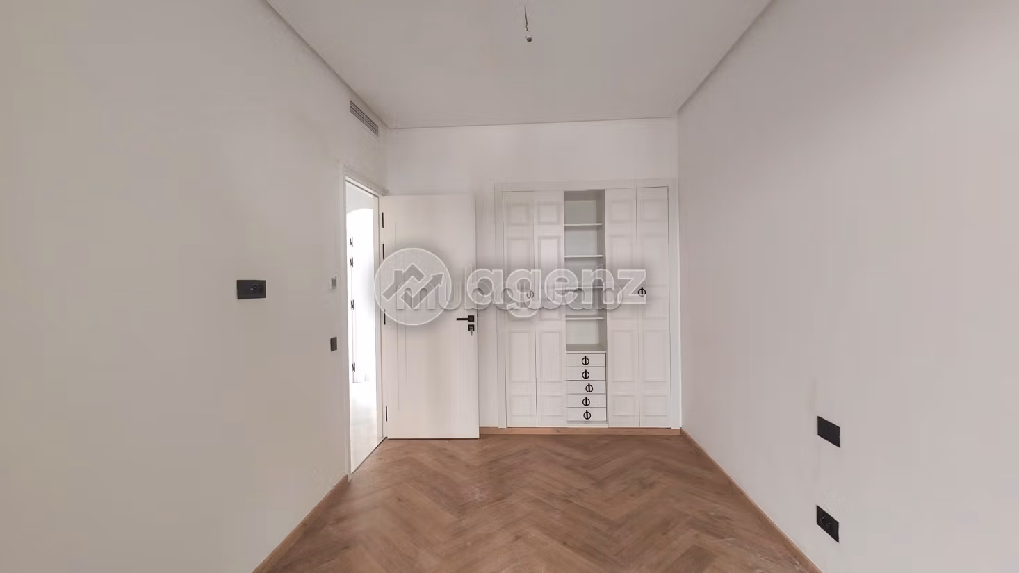 Great apartment for rent in Ain Diab Extension. 3 beautiful rooms. Ample storage space