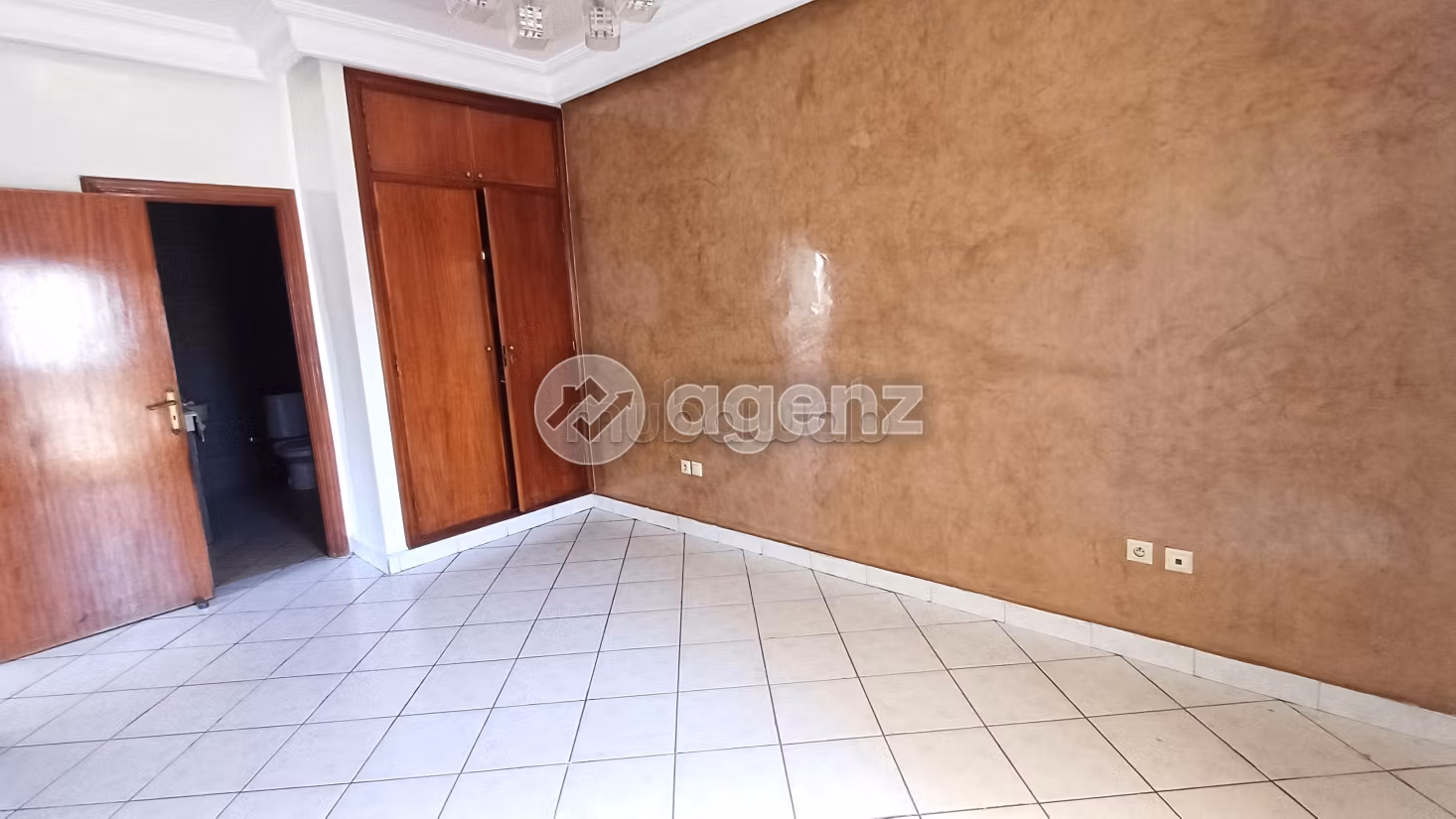 Piso en venta. 3 dormitorios. Ascensor y estacionamiento