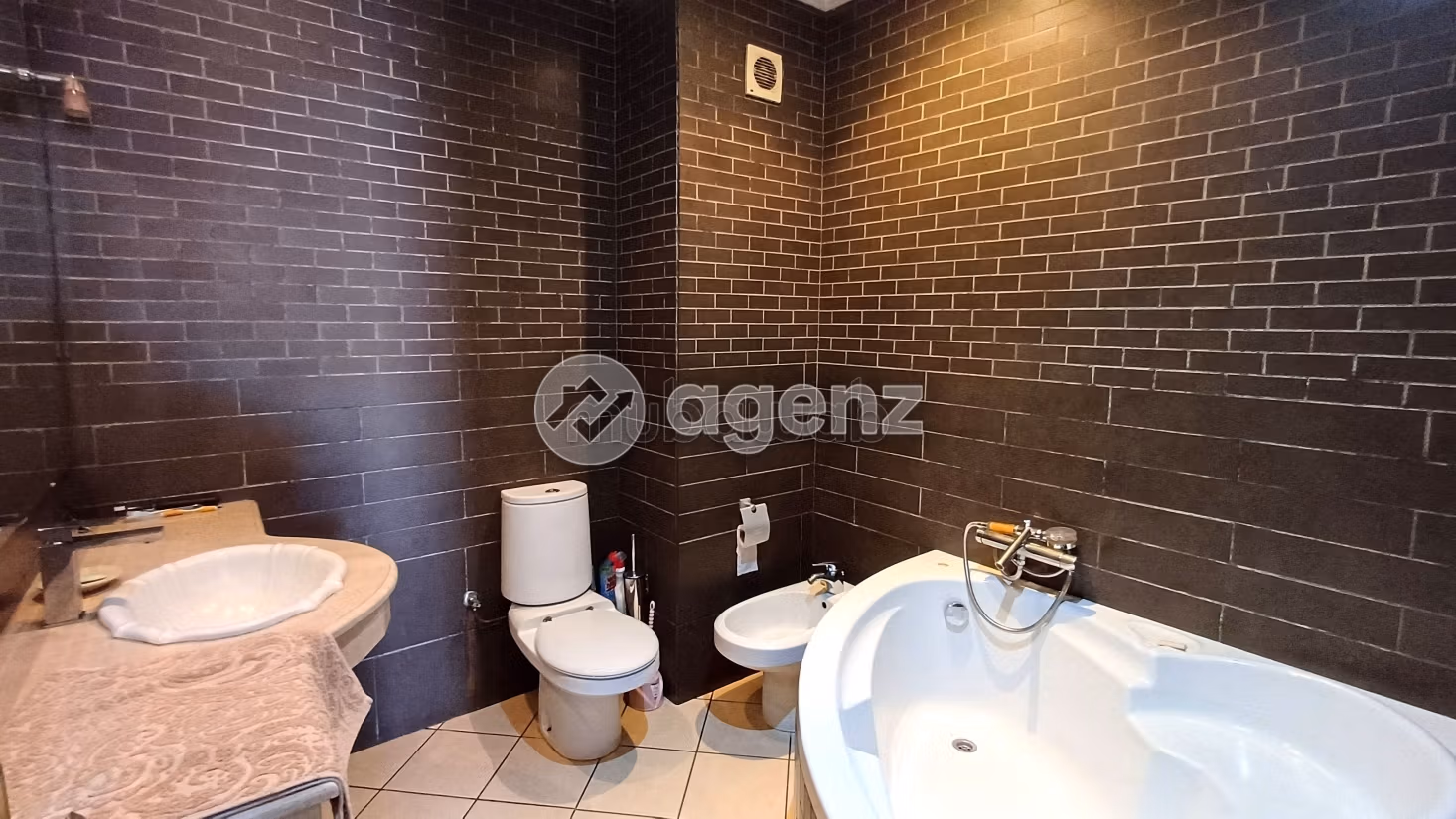 Piso en venta. 3 dormitorios. Ascensor y estacionamiento
