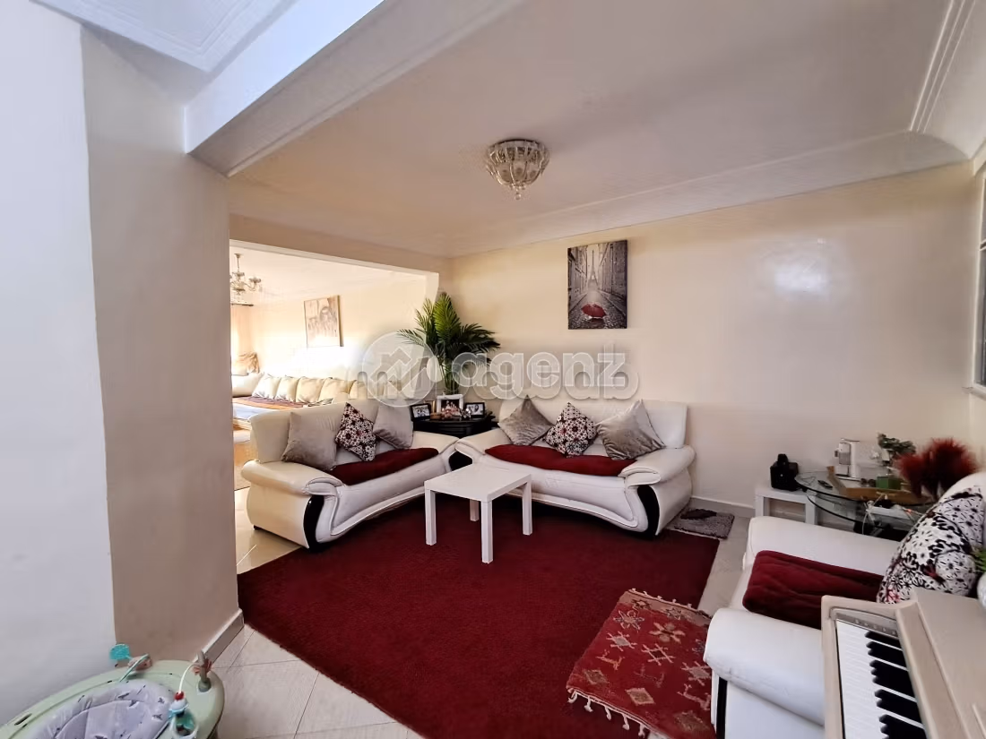 Se vende piso. Superficie de 95 m². Parking y ascensor