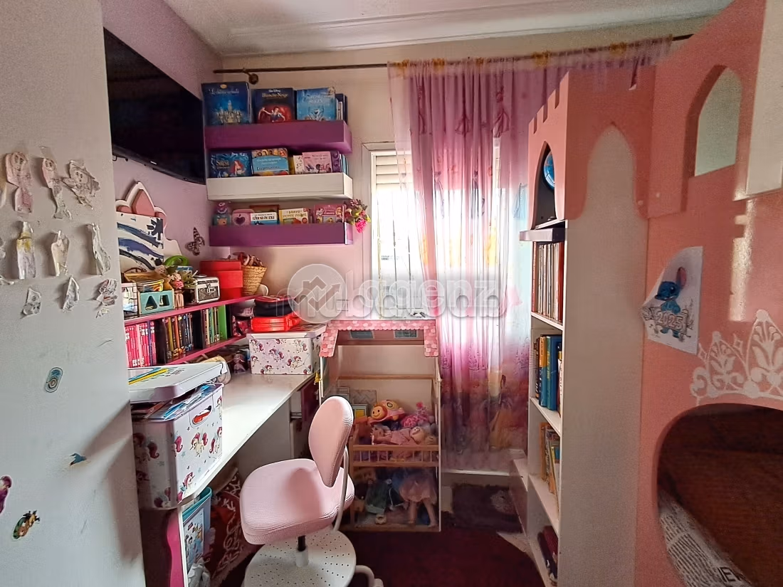 Se vende piso. Superficie de 95 m². Parking y ascensor