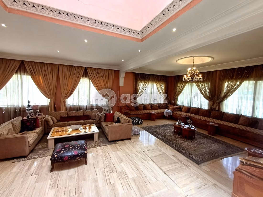منزل ممتاز للبيع ب طريق ايموزر. المساحة الإجمالية 1275 م². موقف للسيارات وحديقة