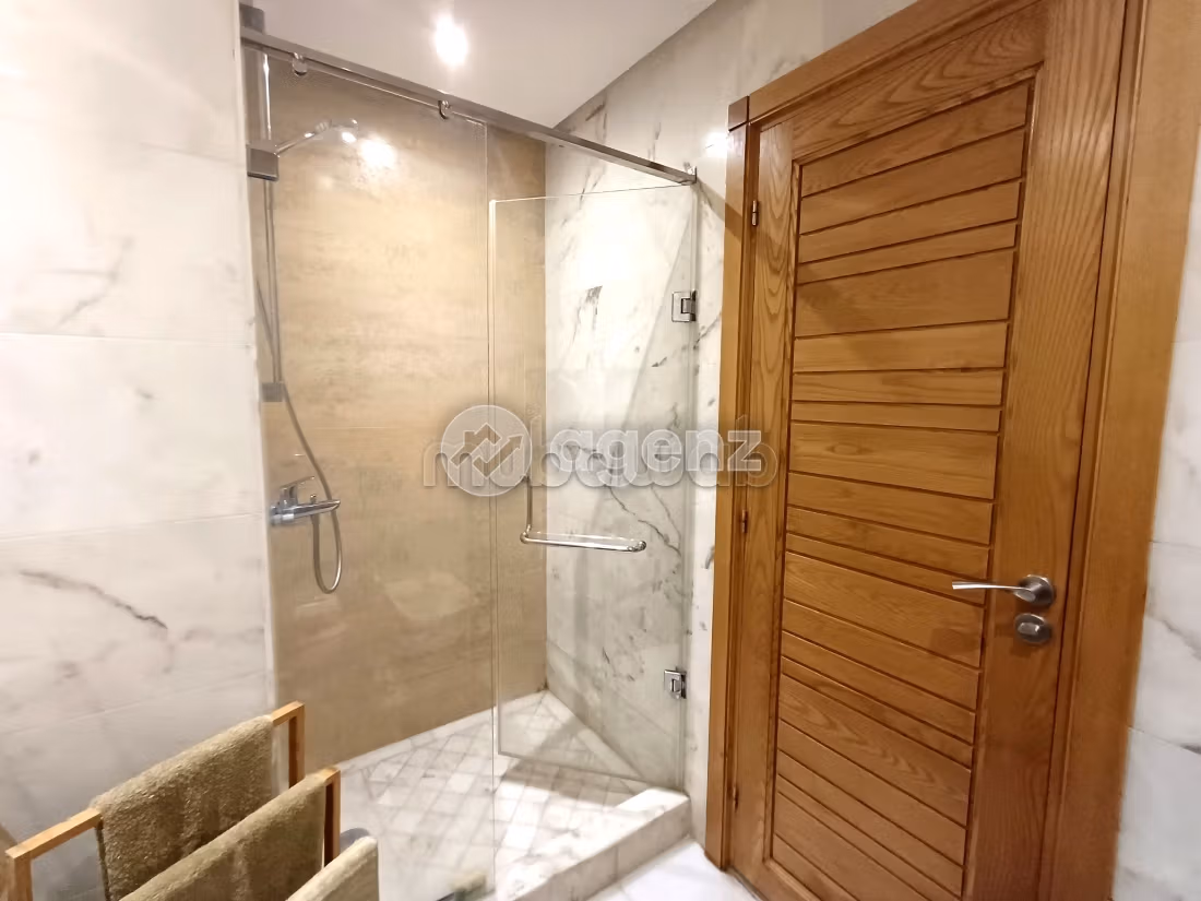 Sale of a lovely apartment in Californie. 3 beautiful rooms. Lift and garage