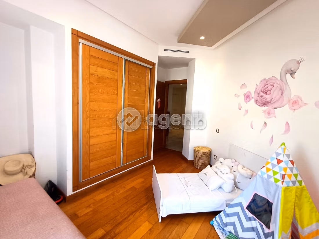 Sale of a lovely apartment in Californie. 3 beautiful rooms. Lift and garage