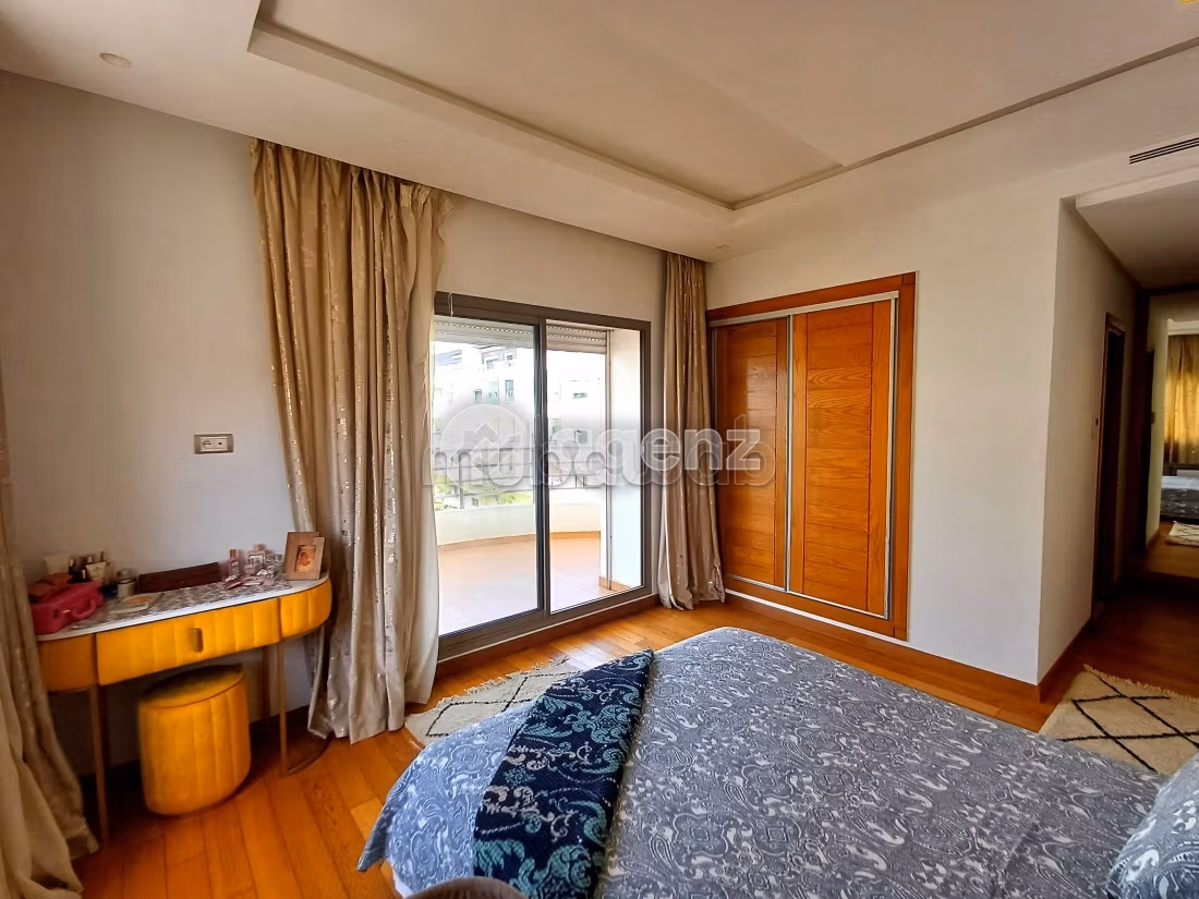 Sale of a lovely apartment in Californie. 3 beautiful rooms. Lift and garage