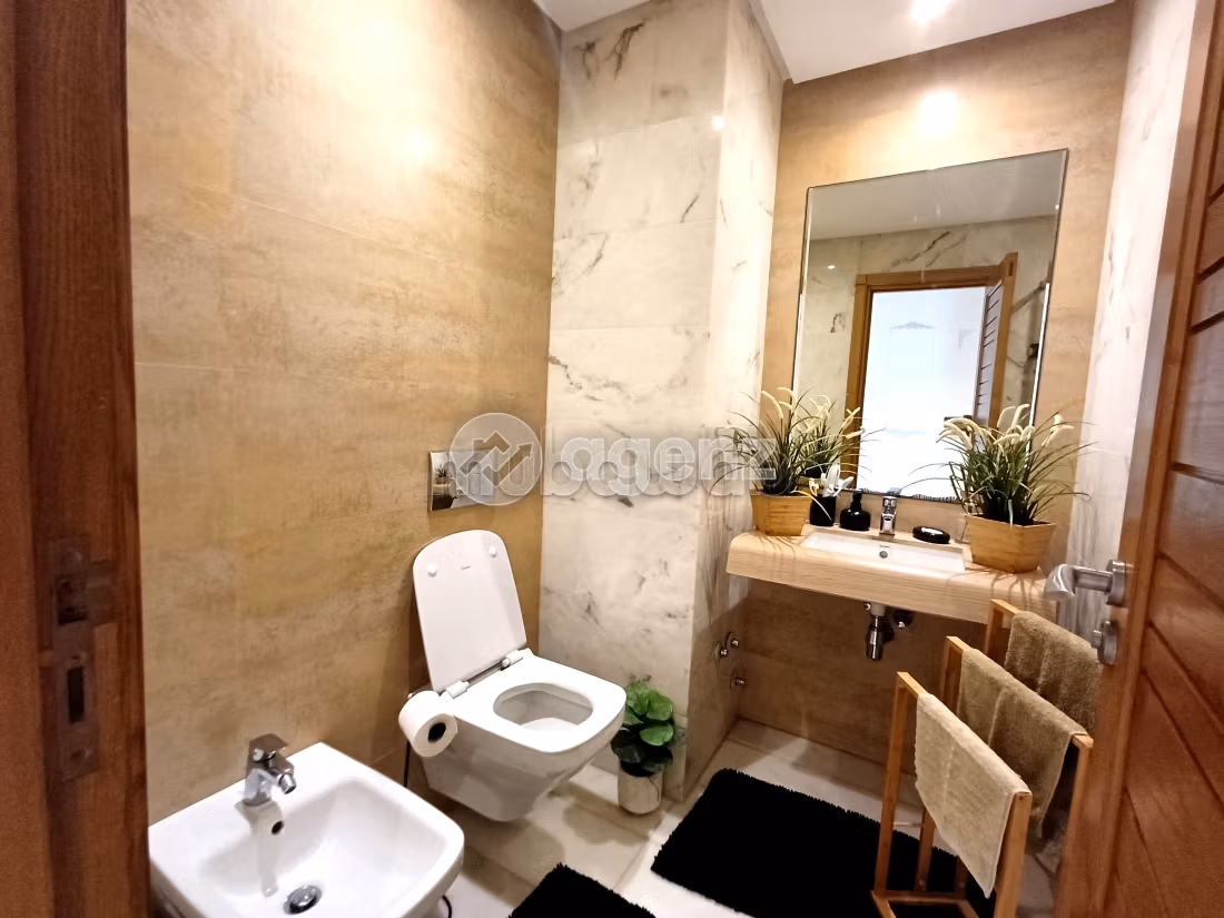 Sale of a lovely apartment in Californie. 3 beautiful rooms. Lift and garage