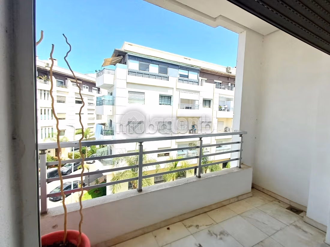 Sale of a lovely apartment in Californie. 3 beautiful rooms. Lift and garage