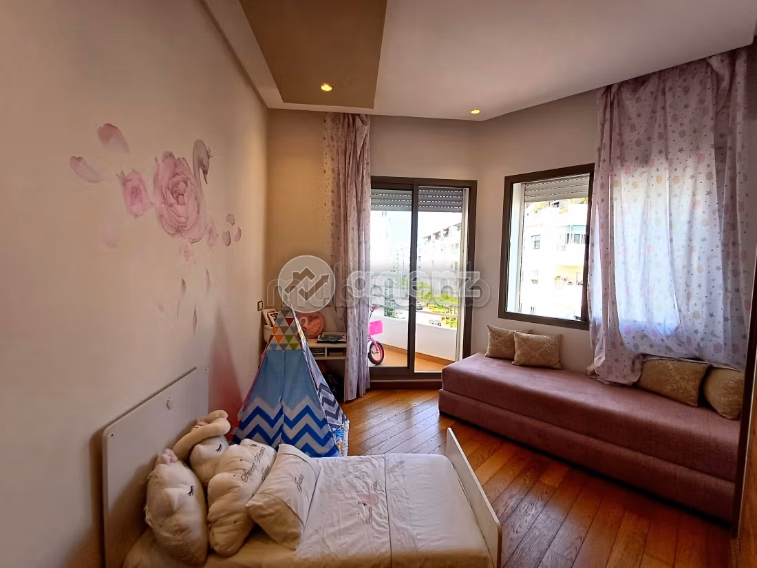 Sale of a lovely apartment in Californie. 3 beautiful rooms. Lift and garage