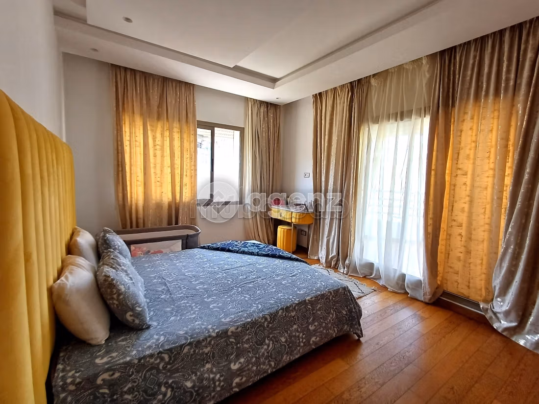 Sale of a lovely apartment in Californie. 3 beautiful rooms. Lift and garage