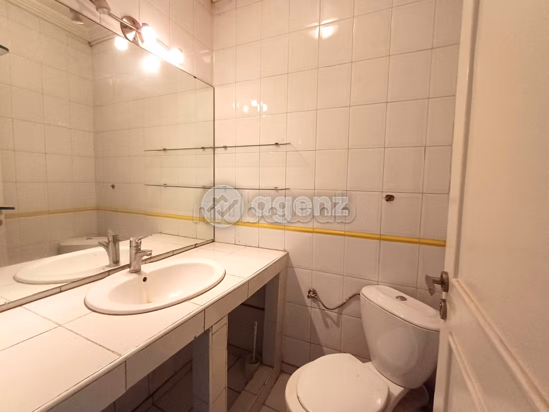 Splendido appartamento da acquistare a Les Hôpitaux. Superficie 169 m². Posto auto e ascensore