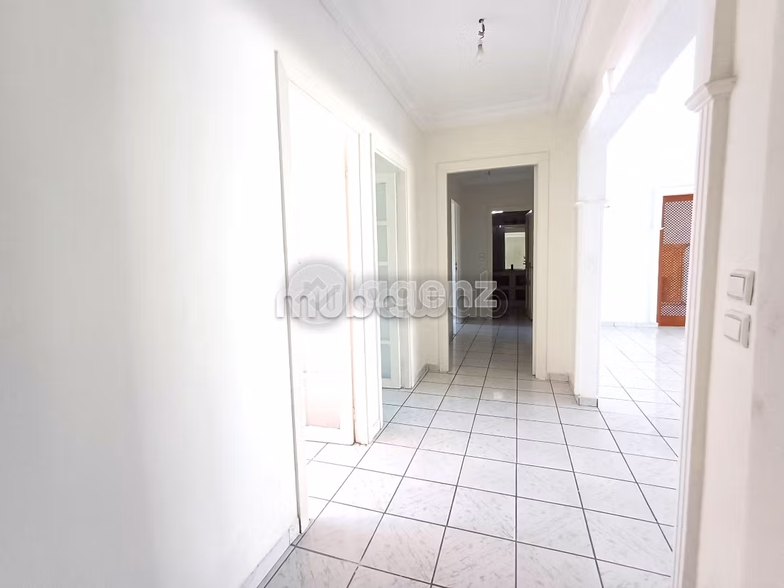 Splendido appartamento da acquistare a Les Hôpitaux. Superficie 169 m². Posto auto e ascensore