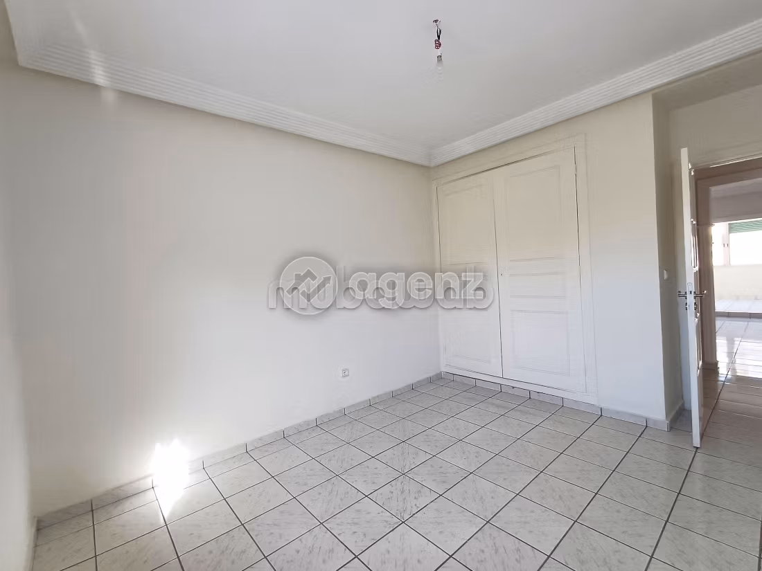 Splendido appartamento da acquistare a Les Hôpitaux. Superficie 169 m². Posto auto e ascensore