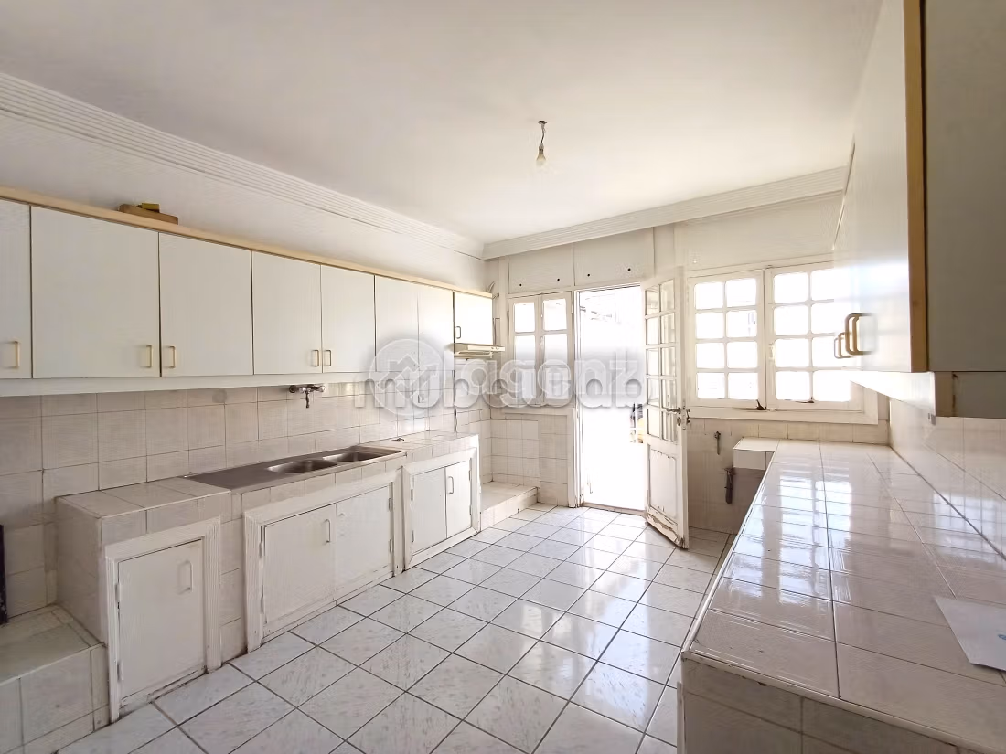 Splendido appartamento da acquistare a Les Hôpitaux. Superficie 169 m². Posto auto e ascensore