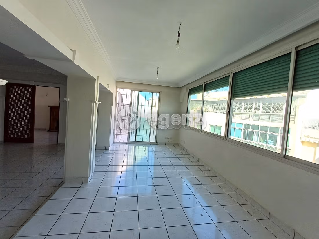 Splendido appartamento da acquistare a Les Hôpitaux. Superficie 169 m². Posto auto e ascensore