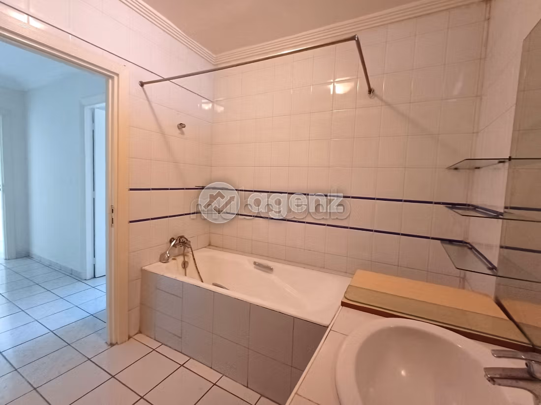 Splendido appartamento da acquistare a Les Hôpitaux. Superficie 169 m². Posto auto e ascensore