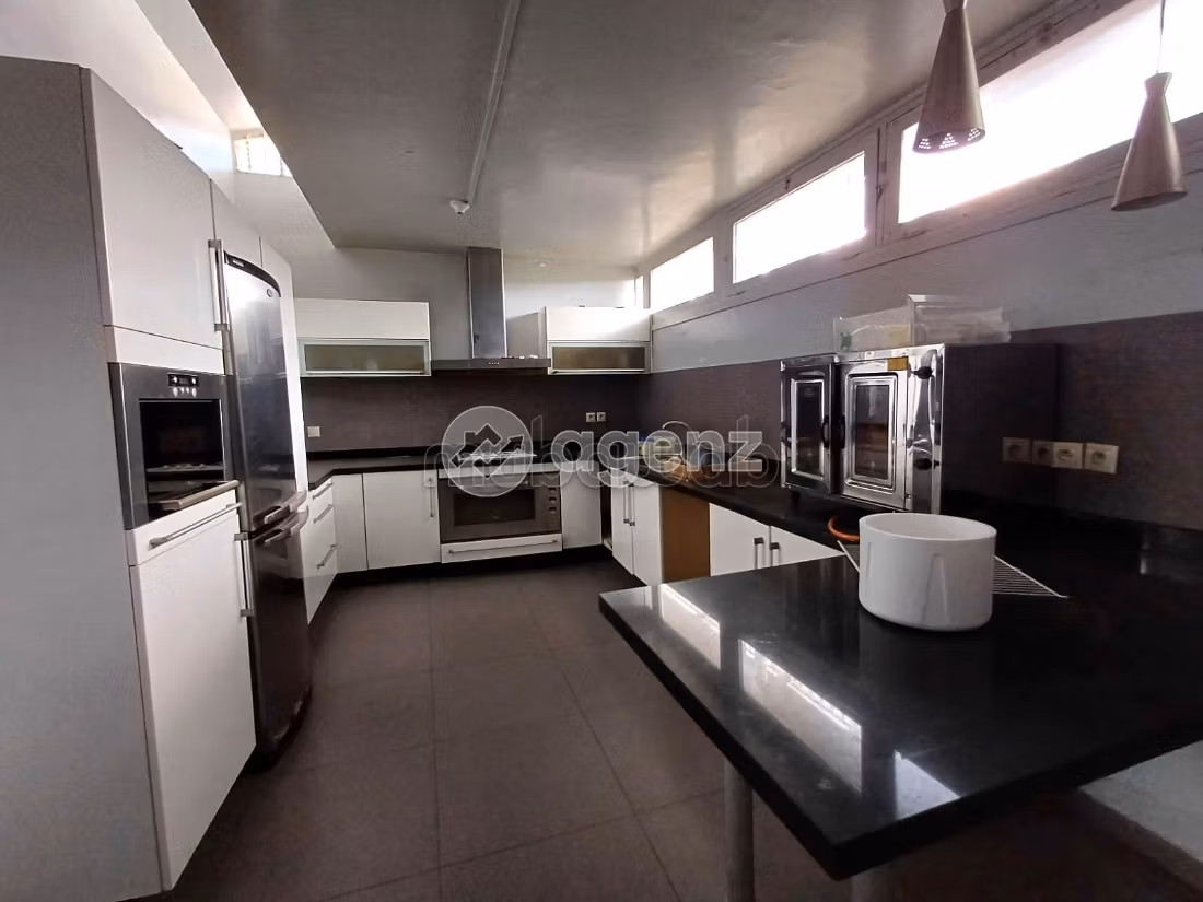Fabulous villa for sale in Californie. Dimension 2000 m². Attic