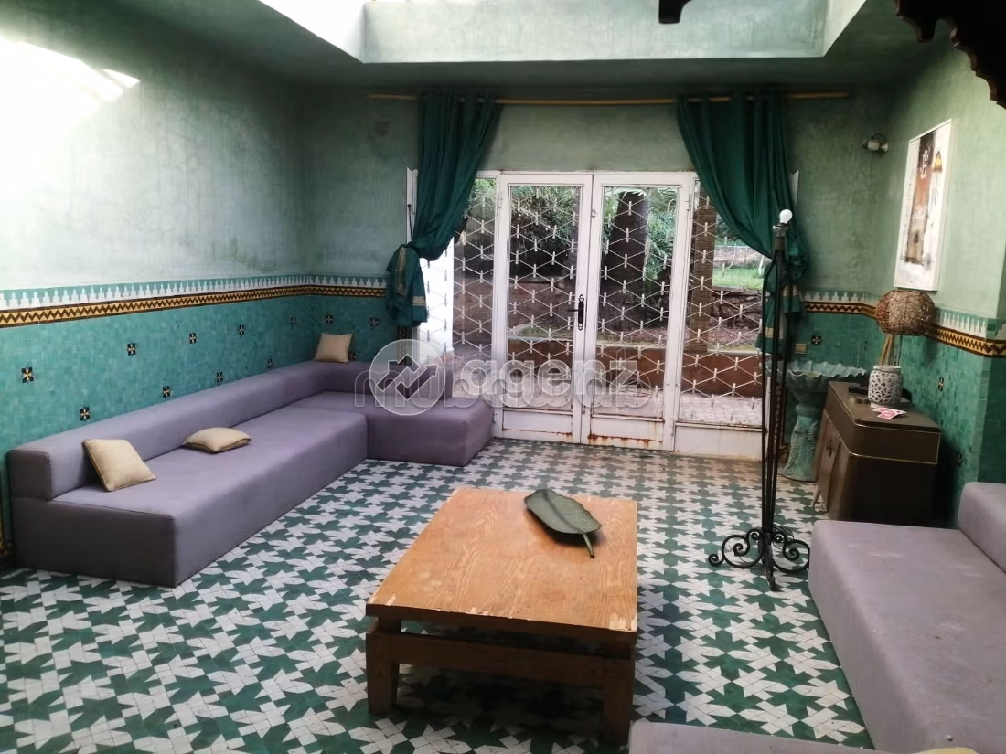 Fabulous villa for sale in Californie. Dimension 2000 m². Attic