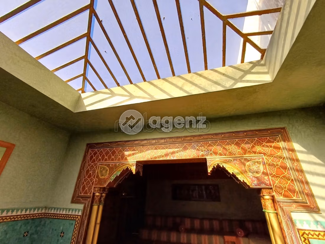 Fabulous villa for sale in Californie. Dimension 2000 m². Attic