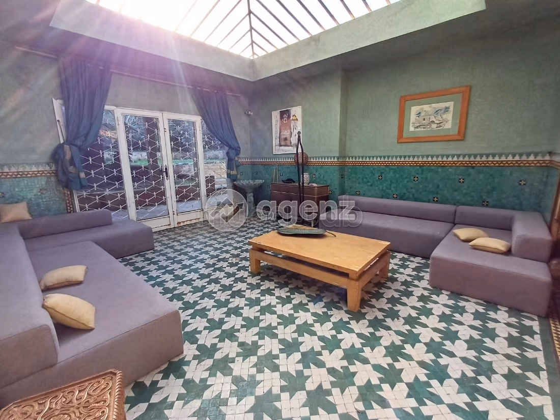 Fabulous villa for sale in Californie. Dimension 2000 m². Attic