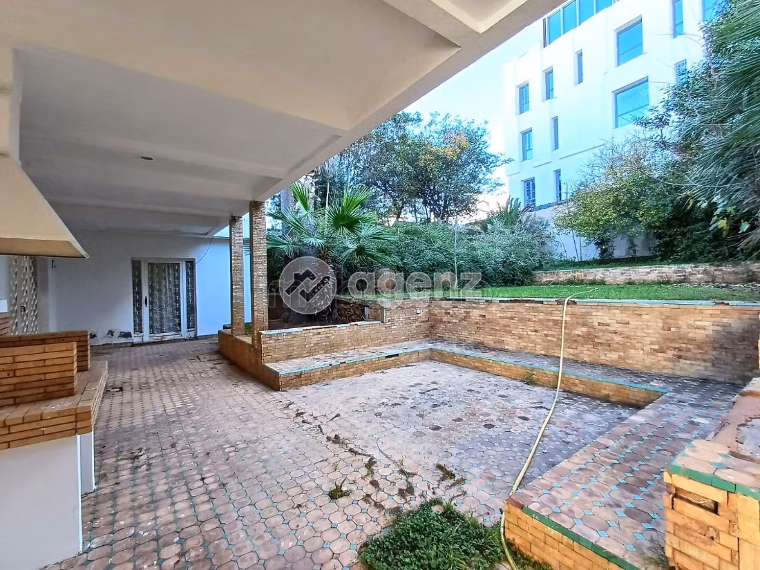 Fabulous villa for sale in Californie. Dimension 2000 m². Attic