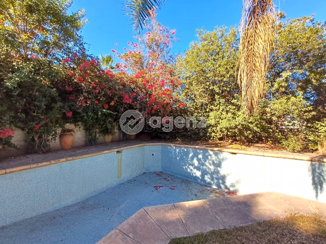 Fabulous villa for sale in Californie. Dimension 2000 m². Attic