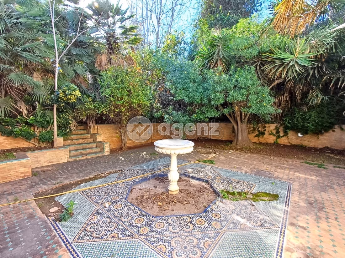 Fabulous villa for sale in Californie. Dimension 2000 m². Attic