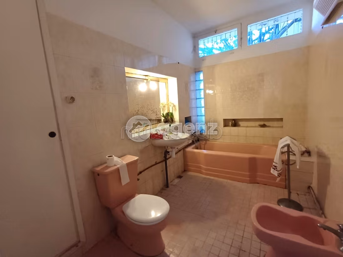Fabulous villa for sale in Californie. Dimension 2000 m². Attic