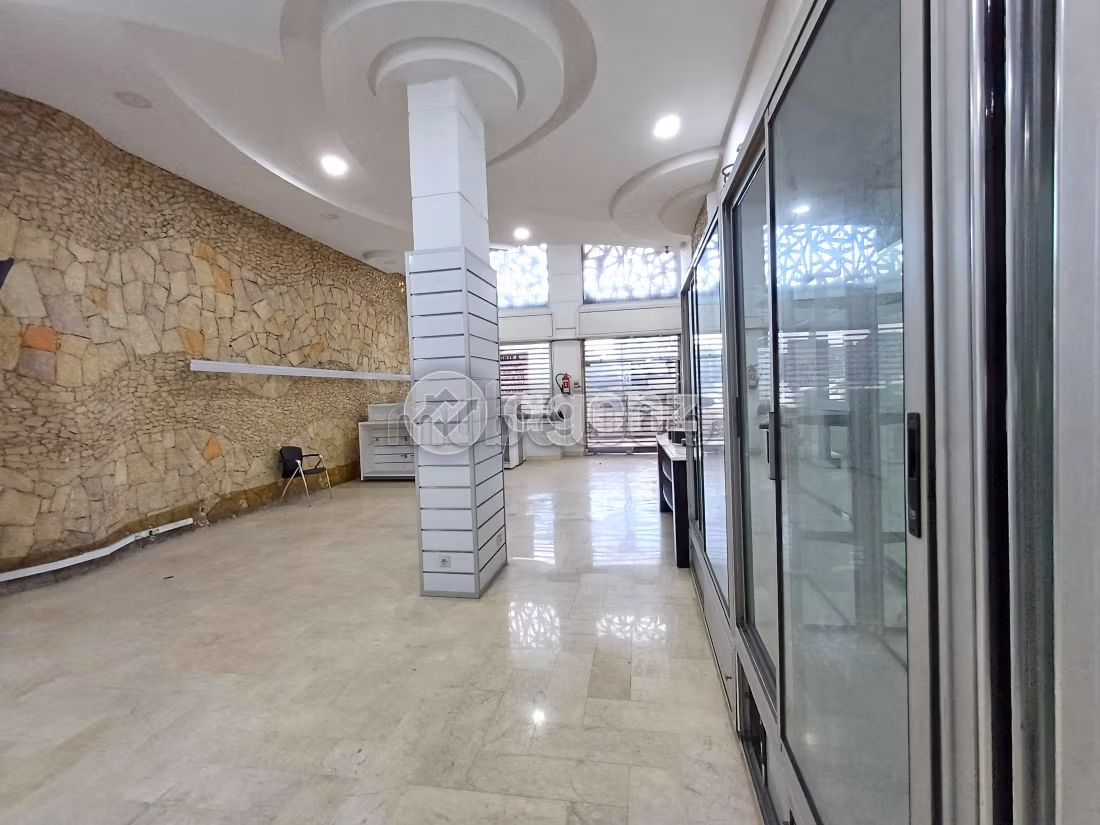 Te koop: commercieel vastgoed in Palmier. Oppervlakte 300 m². Parkeerplaats