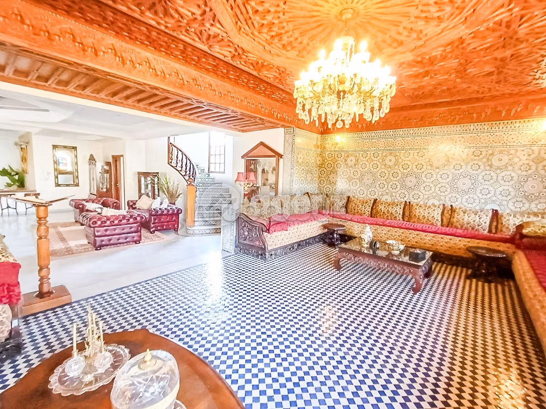 Casa di lusso in vendita a Sidi Maarouf. 8 camere. Giardino e posto auto