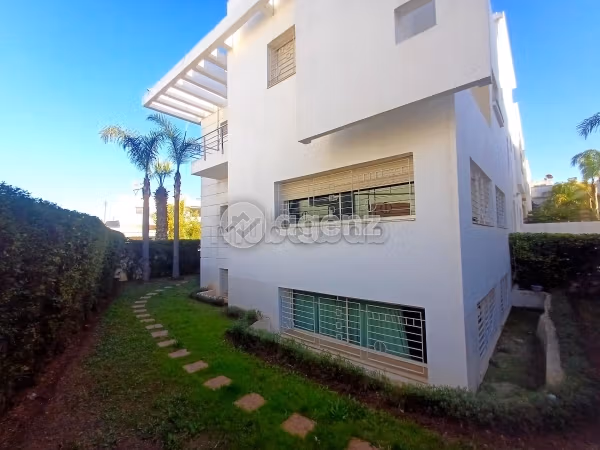 Kopen: villa's en luxe woningen in Riad. Totale oppervlakte 474 m². Parkeerplaats
