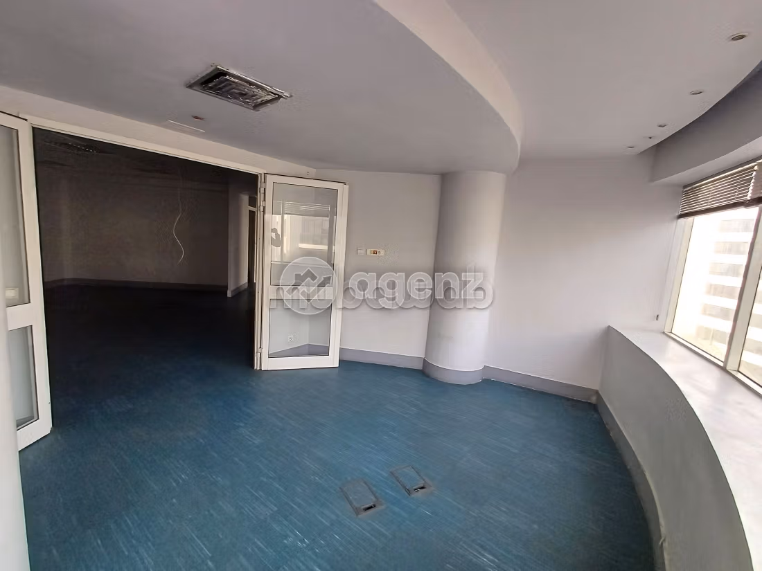 Comodo ufficio in affitto a Palmier. Superficie totale 165 m². Garage e ascensore