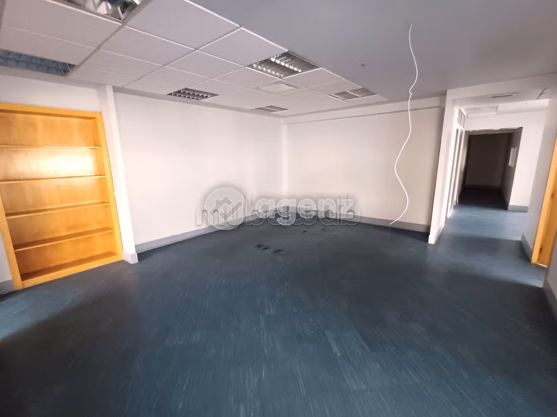 Comodo ufficio in affitto a Palmier. Superficie totale 165 m². Garage e ascensore