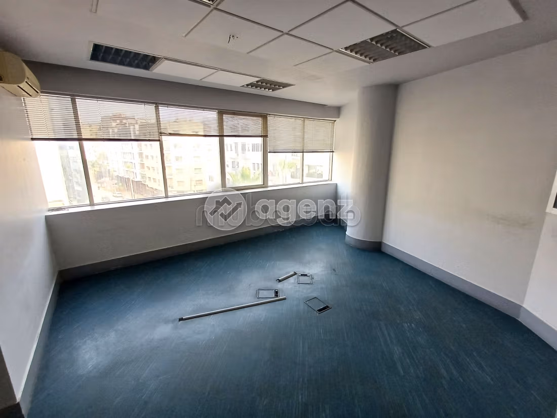 Comodo ufficio in affitto a Palmier. Superficie totale 165 m². Garage e ascensore