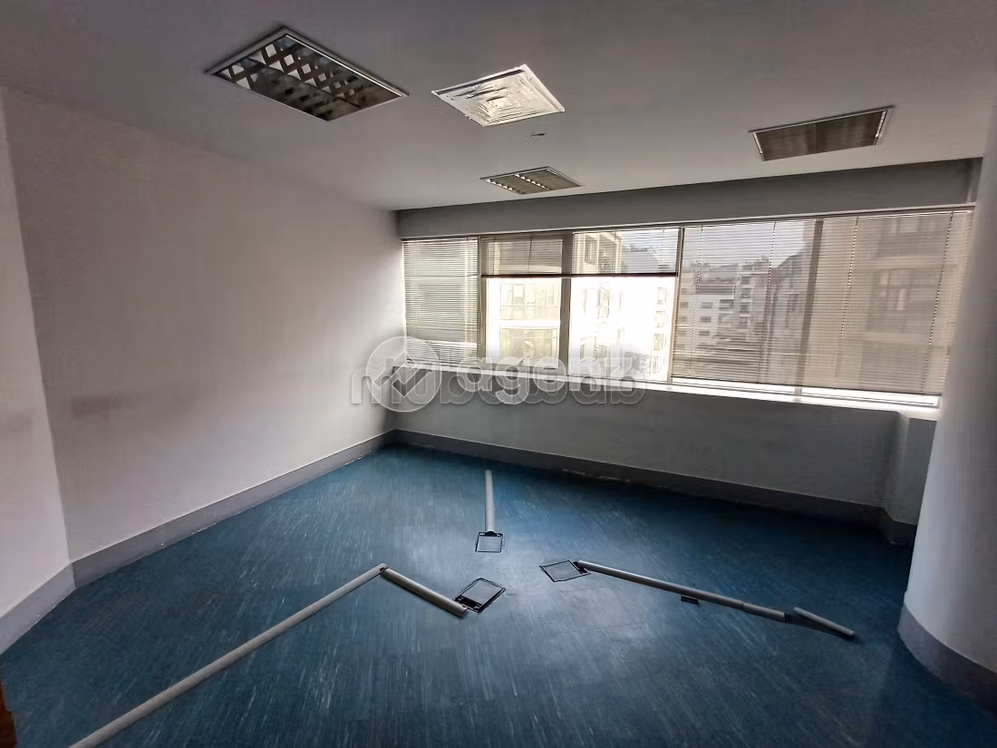 Comodo ufficio in affitto a Palmier. Superficie totale 165 m². Garage e ascensore