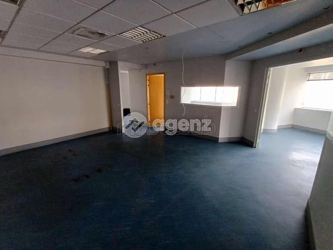 Comodo ufficio in affitto a Palmier. Superficie totale 165 m². Garage e ascensore