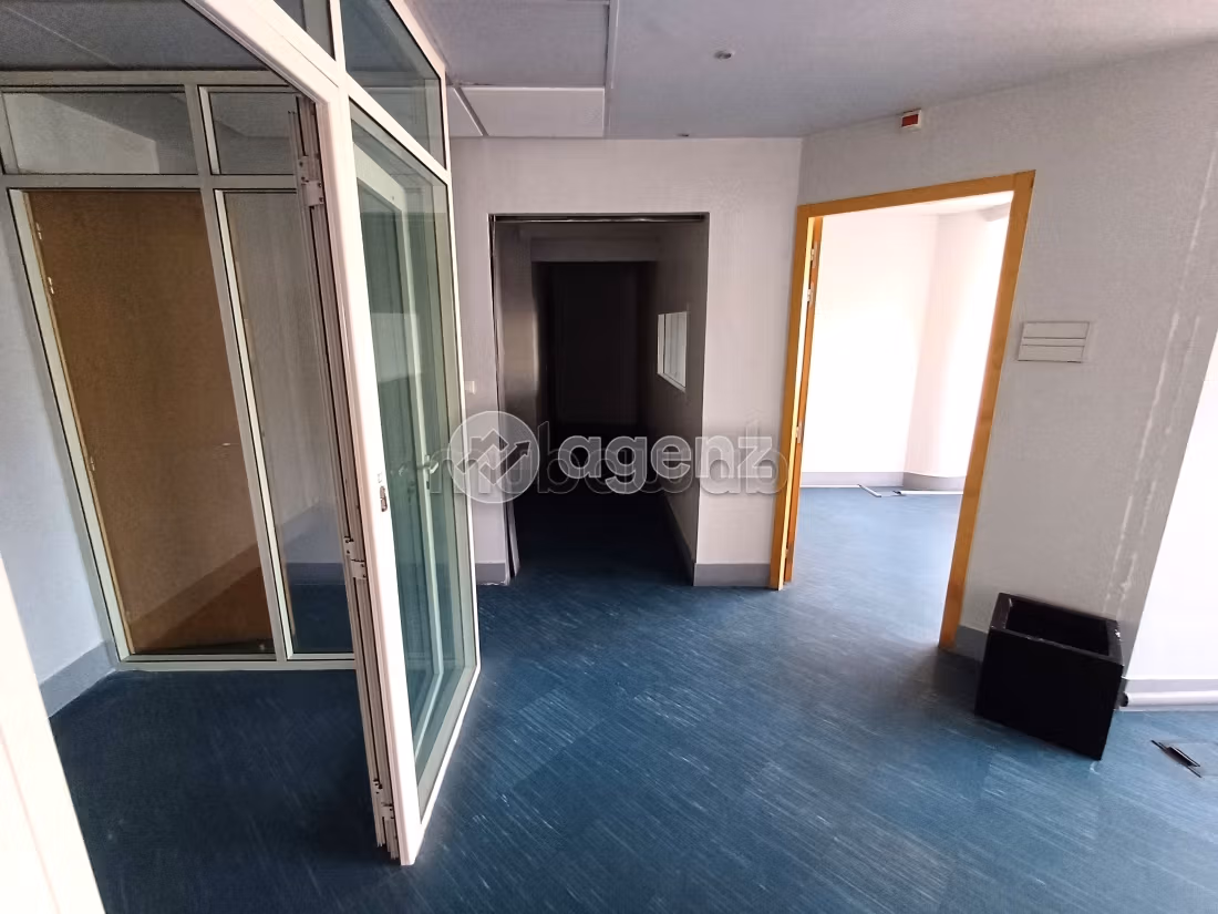 Comodo ufficio in affitto a Palmier. Superficie totale 165 m². Garage e ascensore