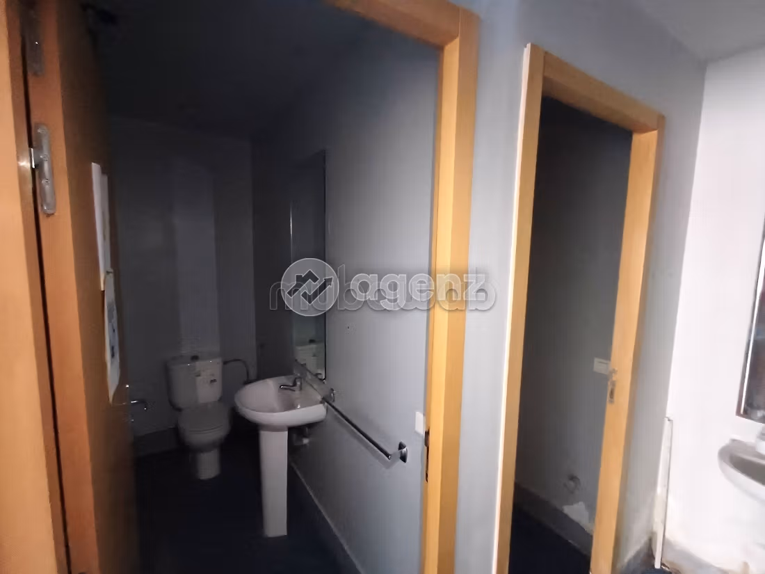 Comodo ufficio in affitto a Palmier. Superficie totale 165 m². Garage e ascensore