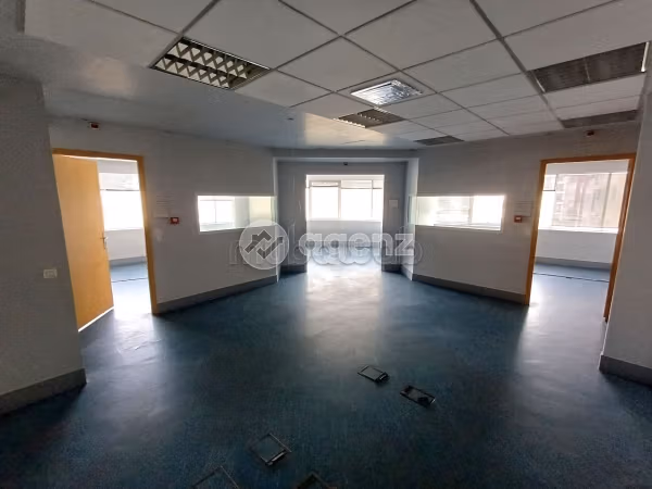 Comodo ufficio in affitto a Palmier. Superficie totale 165 m². Garage e ascensore