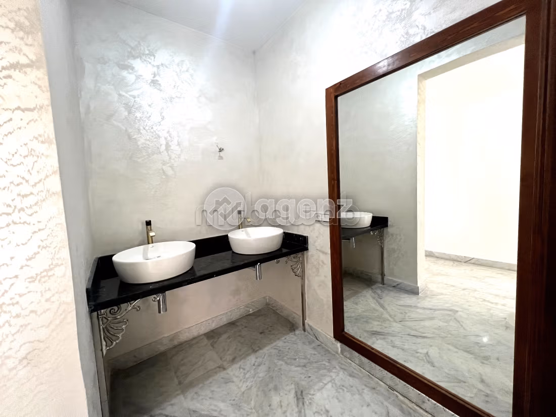 Esplendida villa en venta en Oasis. 4 dormitorios. Jardín privado, trastero