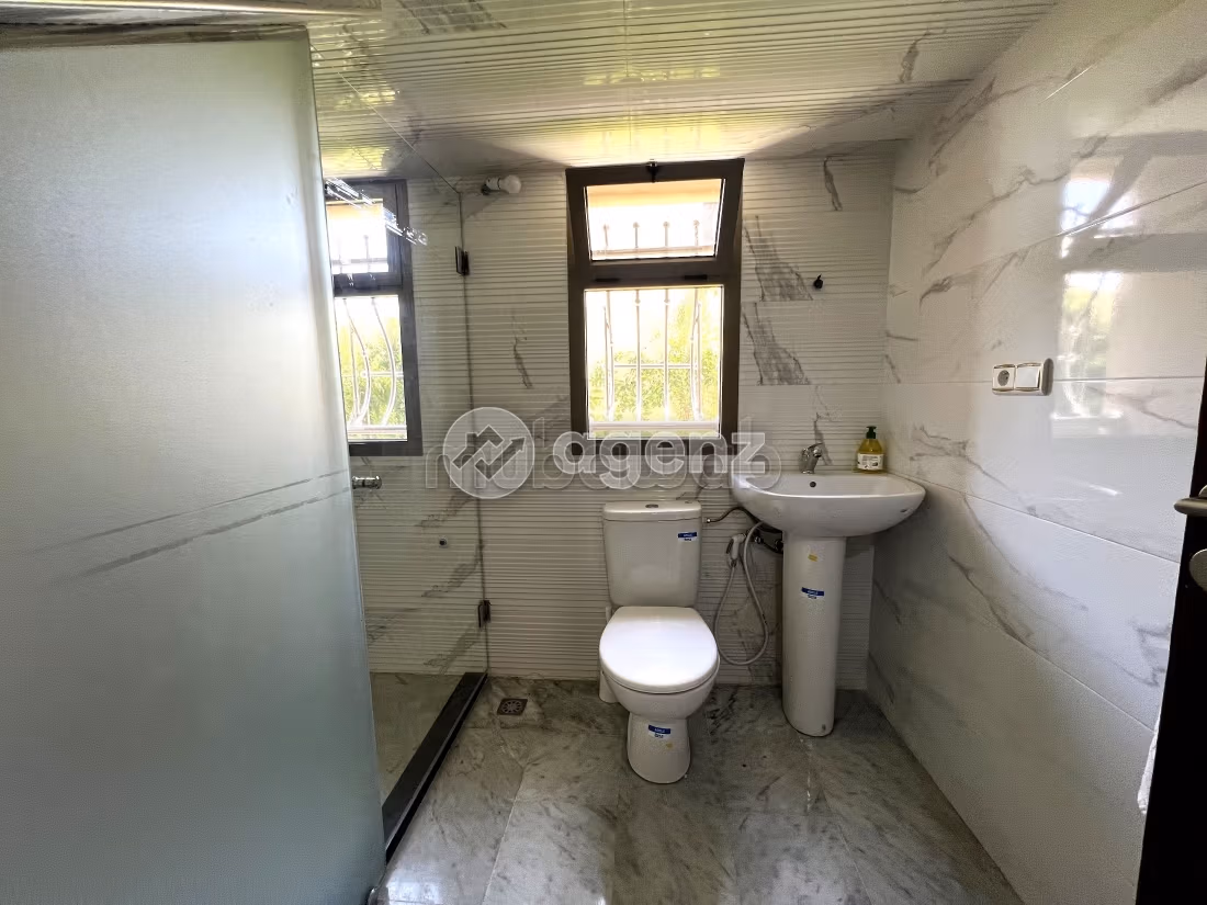 Esplendida villa en venta en Oasis. 4 dormitorios. Jardín privado, trastero