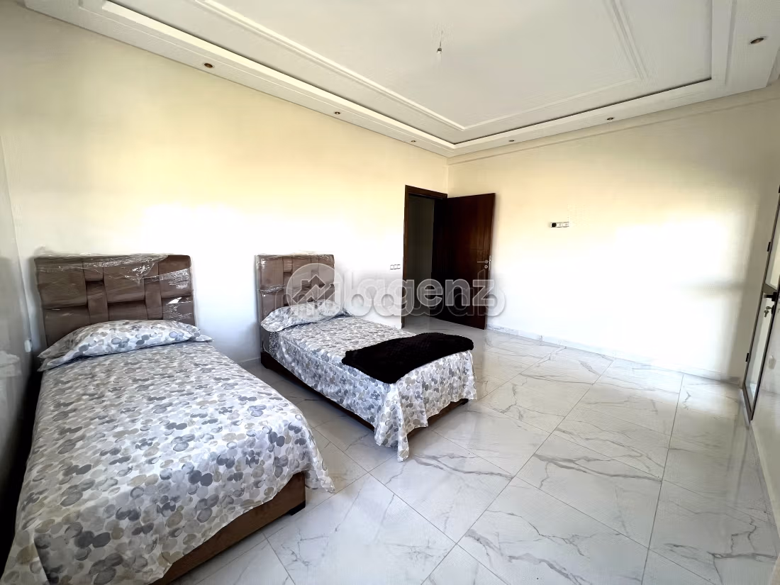 Esplendida villa en venta en Oasis. 4 dormitorios. Jardín privado, trastero