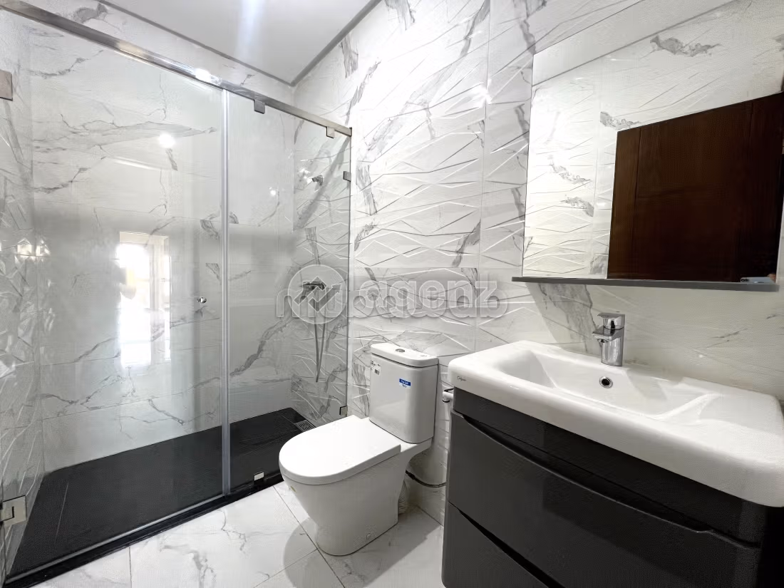 Esplendida villa en venta en Oasis. 4 dormitorios. Jardín privado, trastero