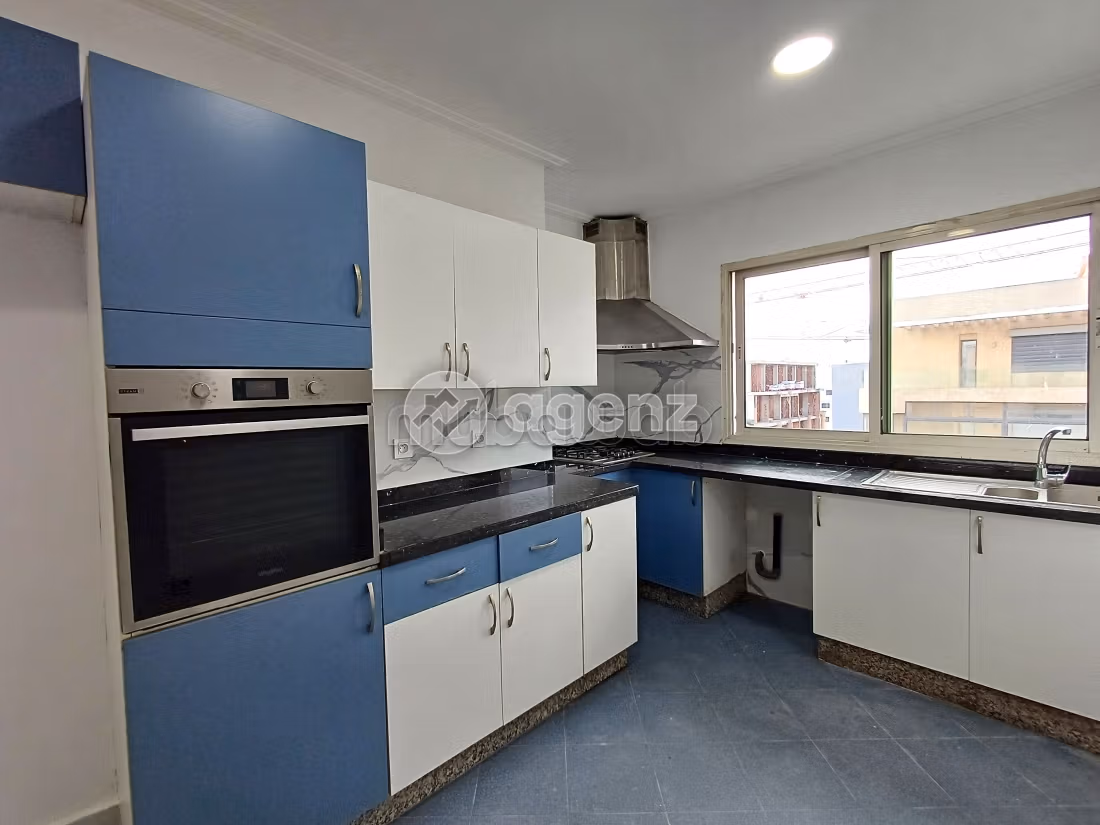 Apartment for sale in Les Hôpitaux. 3 lovely rooms. Balcony