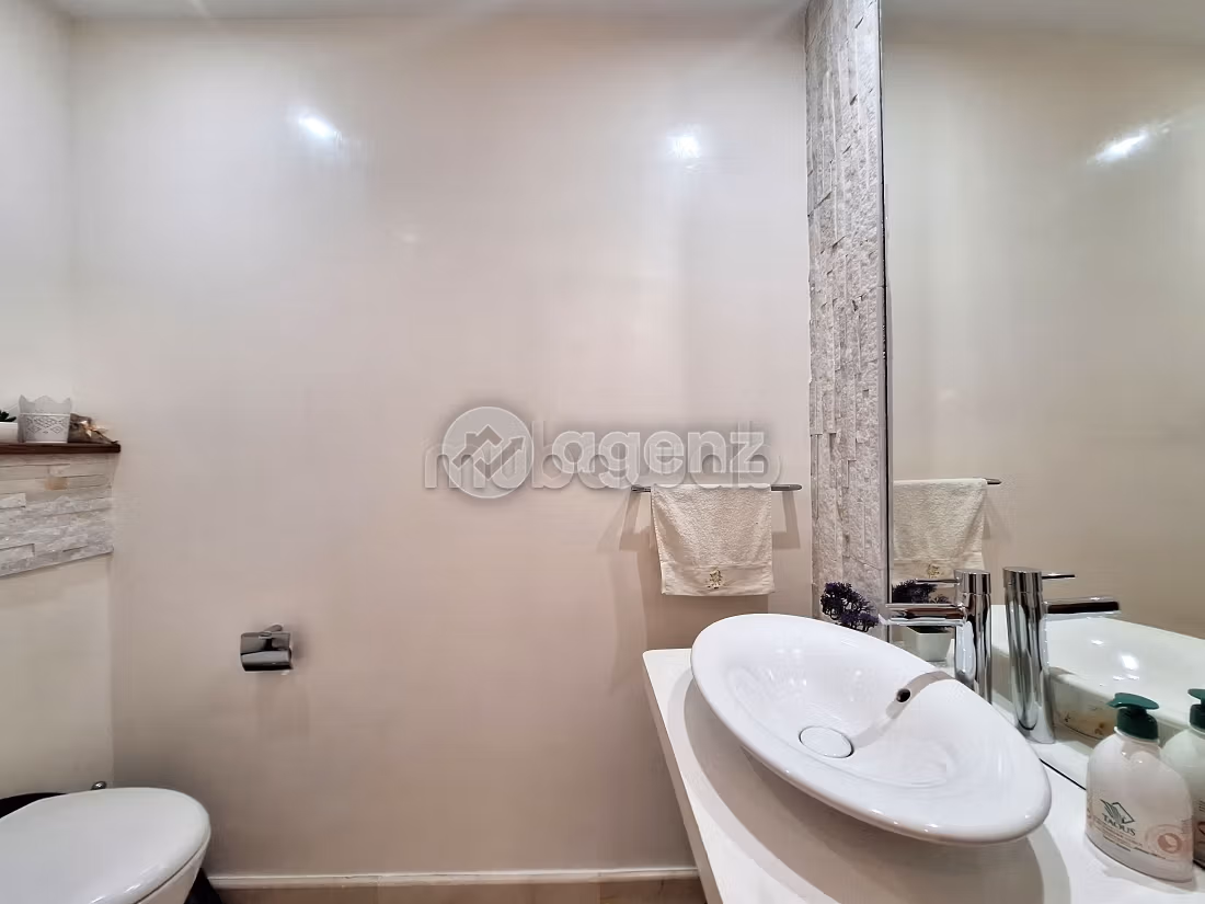 Vendita appartamento a Maârif. 3 camere. Cucina completamente equipaggiata