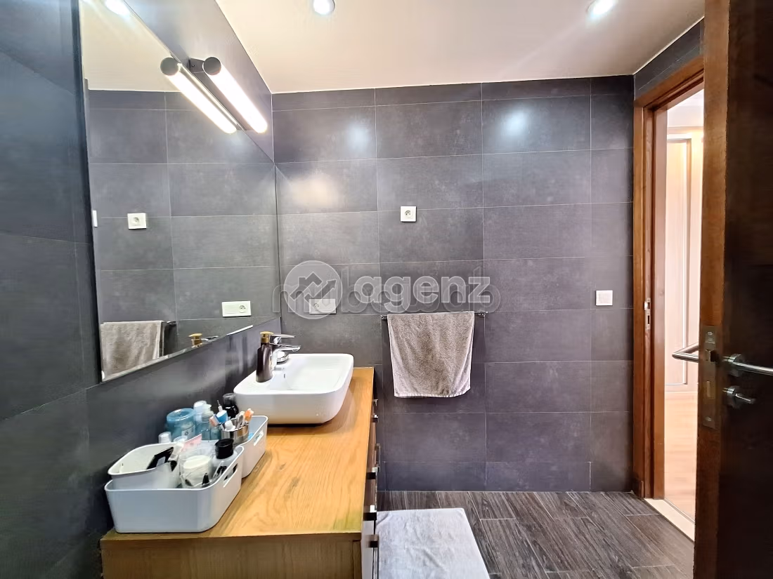 Vendita appartamento a Maârif. 3 camere. Cucina completamente equipaggiata